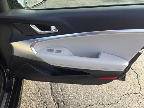 Used 2025 Genesis G70 2.5T image 7