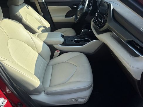 Used 2022 Toyota Highlander XLE FWD image 13