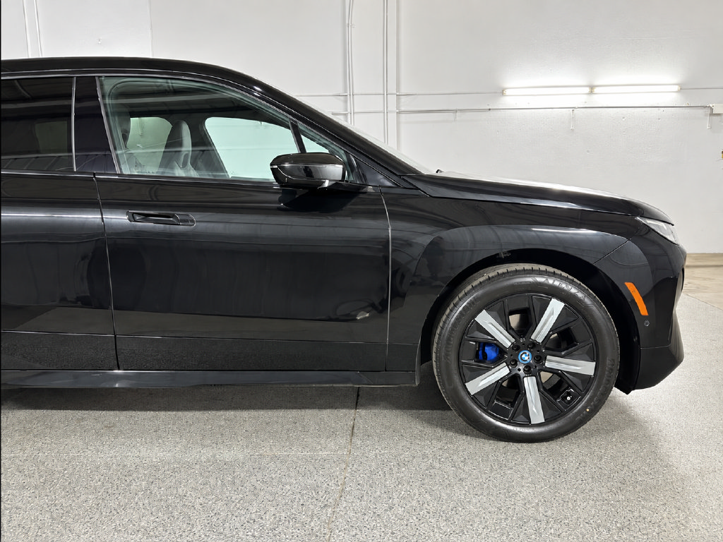 Used 2023 BMW iX xDrive50 w/ Sport Package AWD/4WD image 5