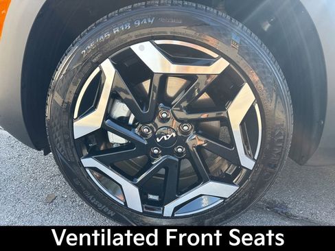 Certified 2024 Kia Seltos SX w/ SX Sunroof Package AWD/4WD image 13