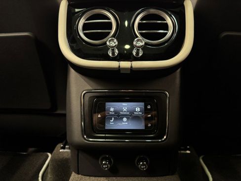 Used 2020 Bentley Bentayga V8 image 20