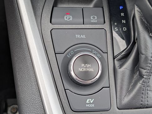 Used 2021 Toyota RAV4 LE AWD/4WD image 29