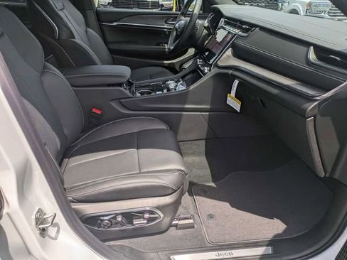 New 2024 Jeep Grand Cherokee Overland w/ Advanced Protech Group III AWD/4WD image 38