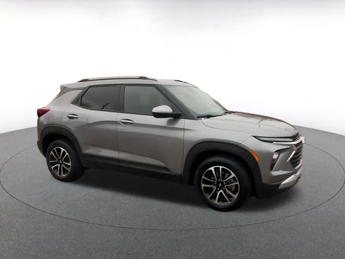 Used 2025 Chevrolet TrailBlazer LT image 2