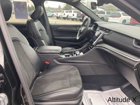 Used 2025 Jeep Grand Cherokee L Altitude image 40