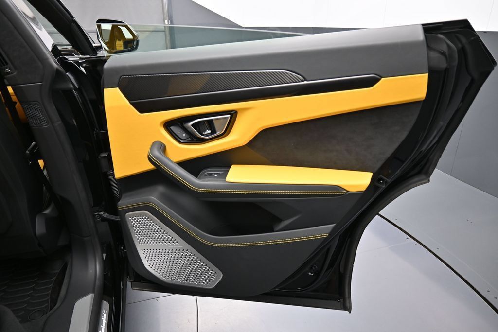 Used 2022 Lamborghini Urus AWD/4WD image 26