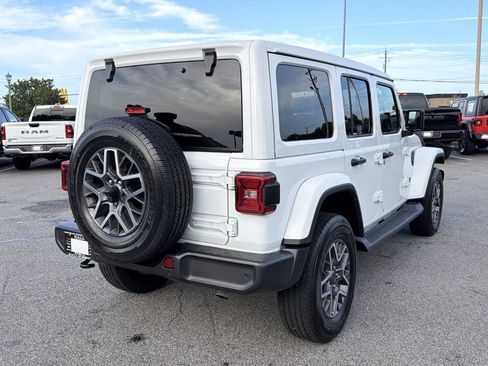 Used 2025 Jeep Wrangler Unlimited Sahara AWD/4WD image 5