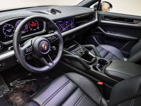 Used 2025 Porsche Cayenne image 4