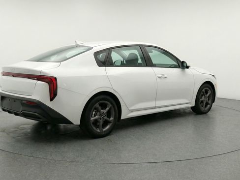 Used 2025 Kia K4 LXS image 9