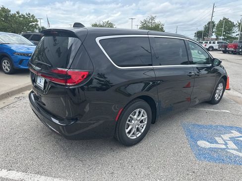 New 2025 Chrysler Pacifica Select w/ Uconnect Theater Family Group image 32