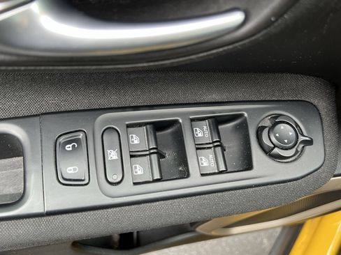 Used 2016 Jeep Renegade Latitude AWD/4WD image 15