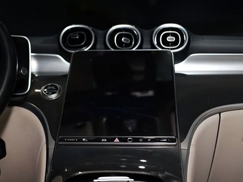 Used 2023 Mercedes-Benz GLC 300 image 32