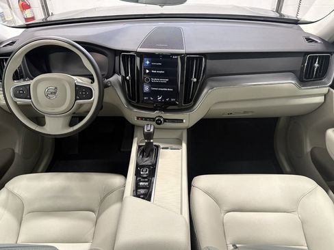 Used 2019 Volvo XC60 T5 Momentum w/ Multimedia Package AWD/4WD image 17