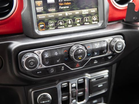 Used 2022 Jeep Gladiator Rubicon w/ Cold Weather Group AWD/4WD image 18