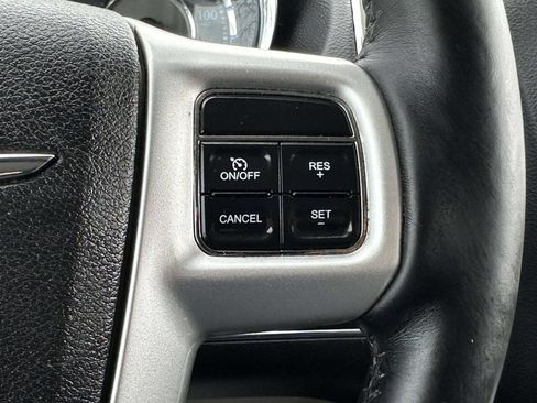 Used 2015 Chrysler Town & Country Touring-L w/ Driver Convenience Group image 30