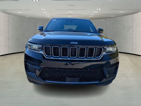New 2025 Jeep Grand Cherokee Laredo image 2