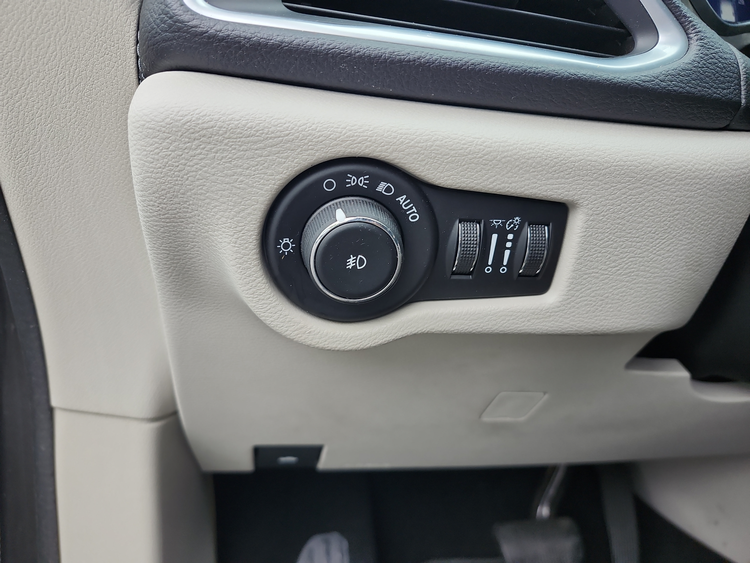 Used 2017 Chrysler Pacifica Limited FWD image 13