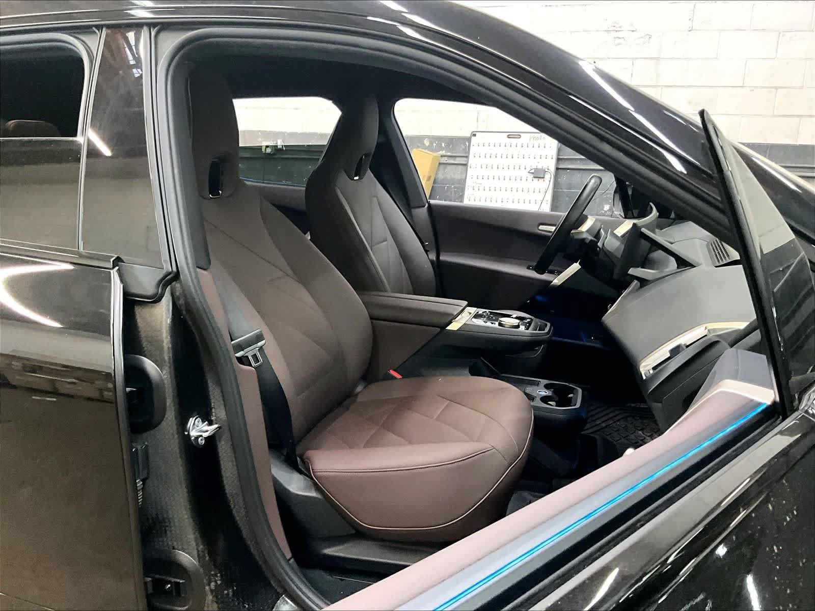 Used 2024 BMW iX xDrive50 w/ Sport Package AWD/4WD image 10