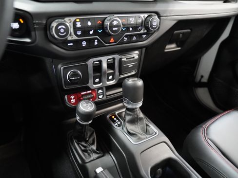 Used 2025 Jeep Wrangler Rubicon image 27