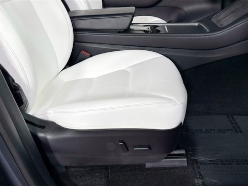 Used 2022 Tesla Model Y Long Range image 34