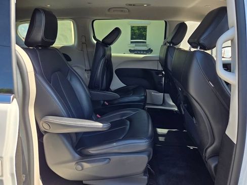 Used 2023 Chrysler Pacifica Touring-L FWD image 17