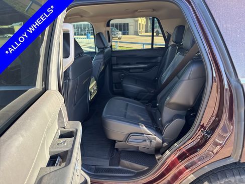 Used 2023 Ford Expedition XLT image 3
