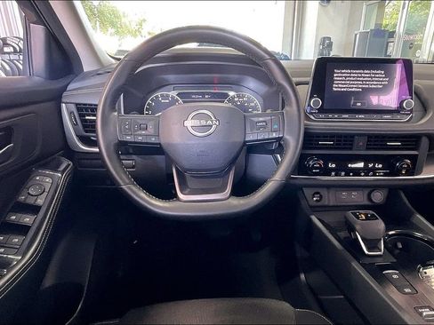 Used 2025 Nissan Rogue SV FWD image 5