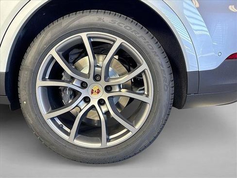 Used 2026 Porsche Cayenne AWD/4WD image 25