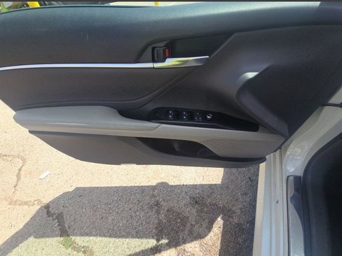 Used 2018 Toyota Camry XLE image 19