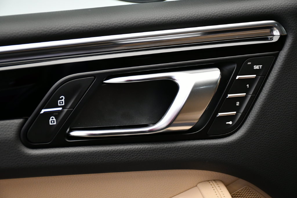 Certified 2026 Porsche Macan Turbo AWD/4WD image 34