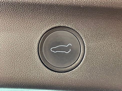 Used 2022 Tesla Model Y Long Range image 19