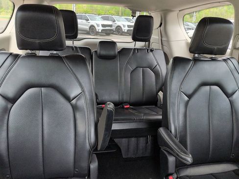Used 2024 Chrysler Pacifica Touring-L FWD image 8