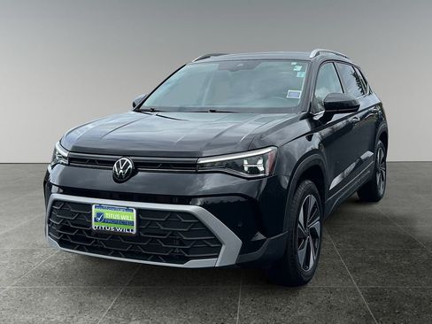 Used 2025 Volkswagen Taos SE AWD/4WD image 3