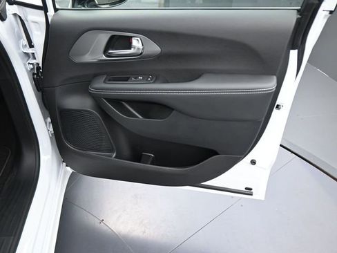 New 2026 Chrysler Pacifica Select image 21