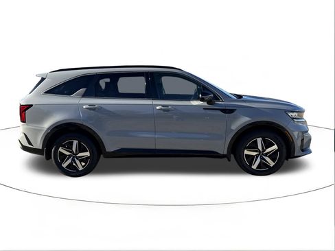 Used 2022 Kia Sorento EX w/ Panoramic Sunroof Package image 2