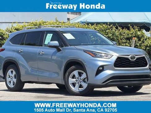 Used 2020 Toyota Highlander LE FWD image 1
