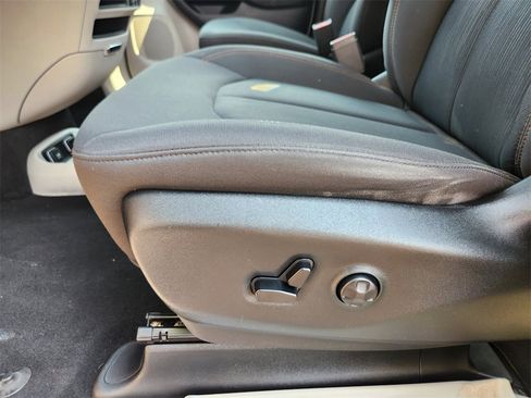 Used 2019 Chrysler Pacifica Touring image 8