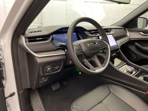 New 2025 Jeep Grand Cherokee Limited w/ Luxury Tech Group II image 18