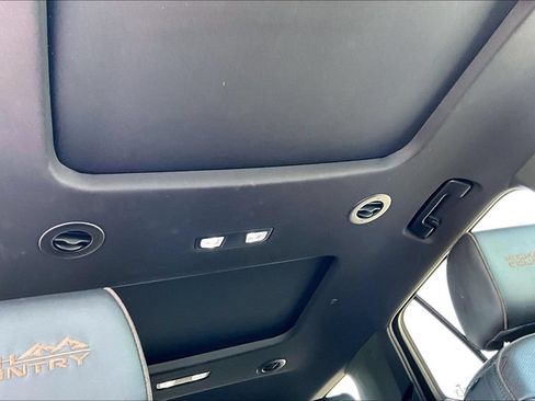 Used 2023 Chevrolet Traverse High Country FWD image 21