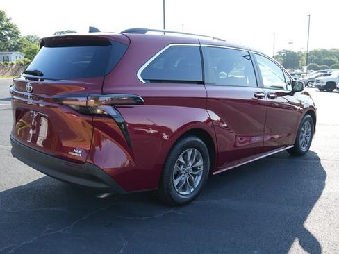 Used 2023 Toyota Sienna XLE FWD image 8