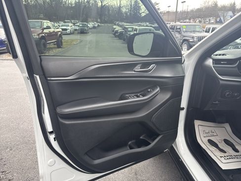 Used 2023 Jeep Grand Cherokee L Altitude image 16