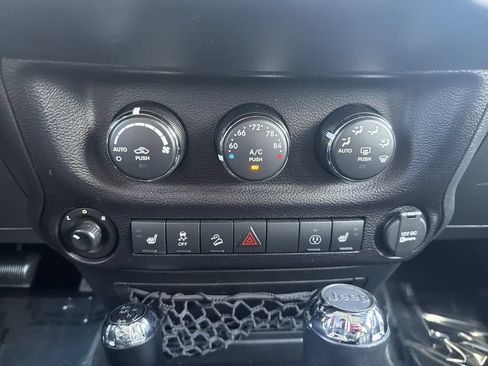Used 2016 Jeep Wrangler Unlimited Sahara w/ Connectivity Group AWD/4WD image 25