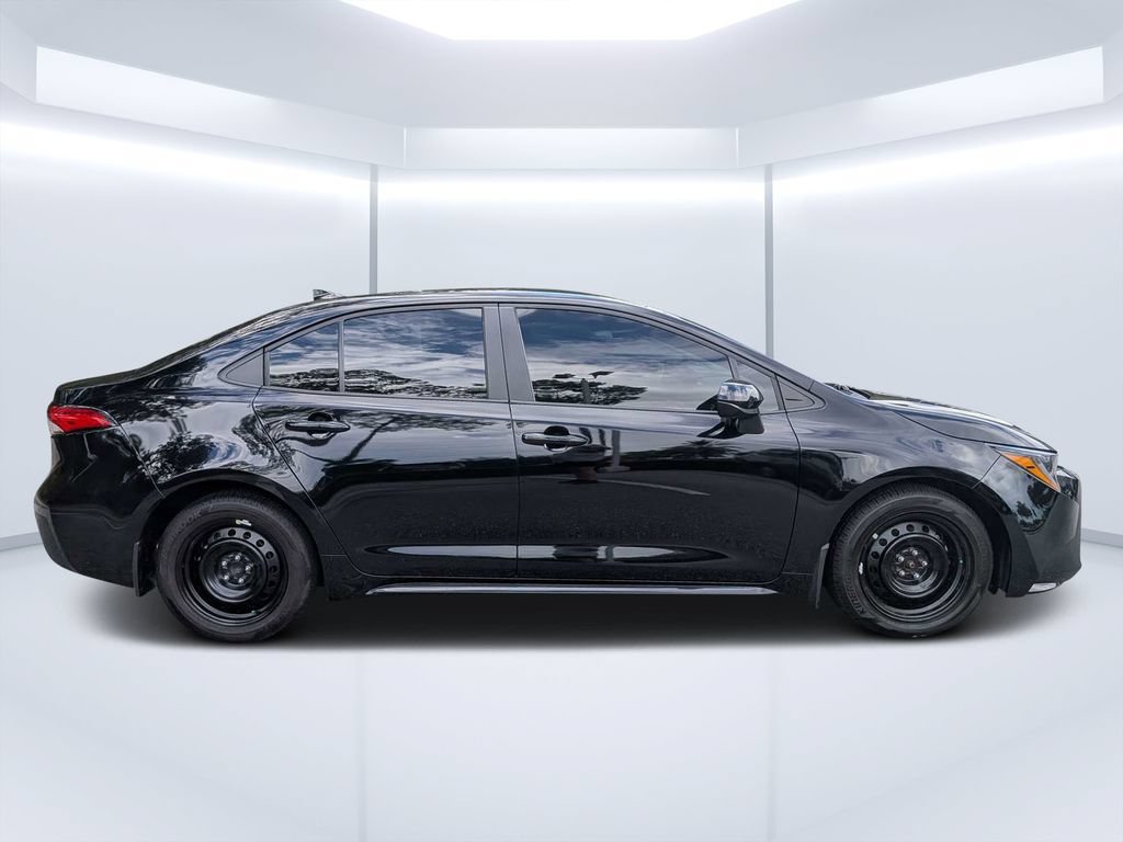 Used 2025 Toyota Corolla LE FWD image 2