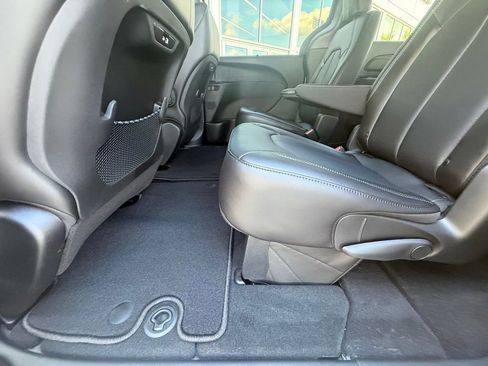 New 2026 Chrysler Pacifica Select image 33