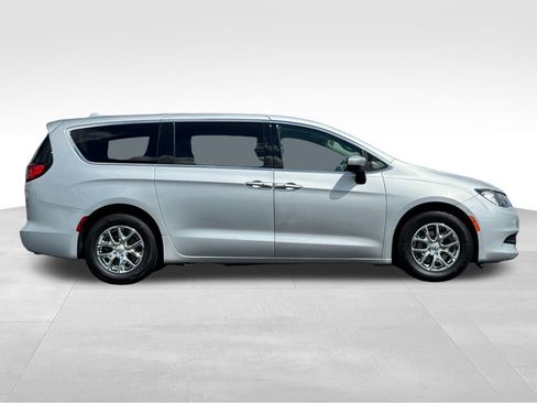Used 2022 Chrysler Voyager LX FWD image 8