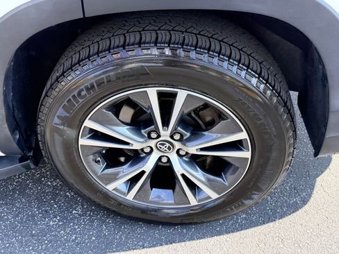 Used 2017 Toyota Highlander LE image 9