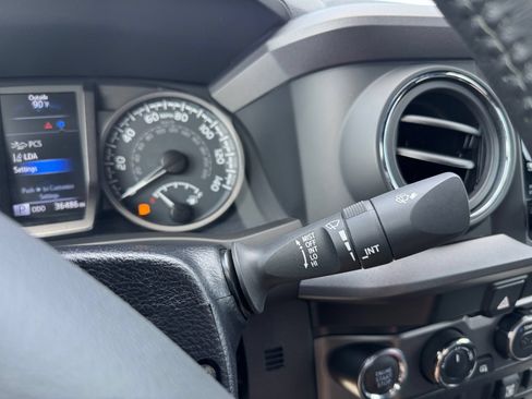Used 2022 Toyota Tacoma TRD Off-Road AWD/4WD image 18