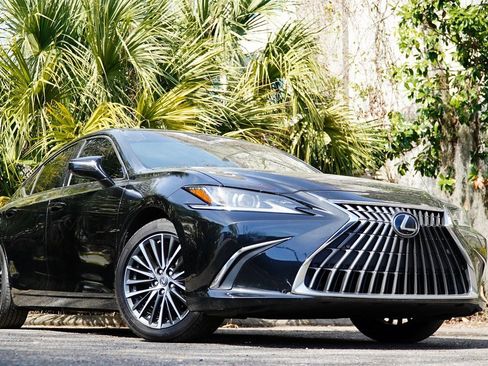 Used 2023 Lexus ES 350 w/ Premium Package image 2