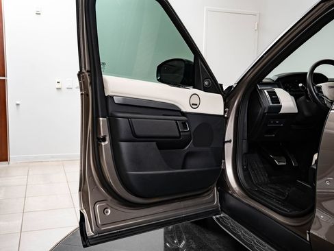 Used 2024 Land Rover Discovery Dynamic SE AWD/4WD image 29