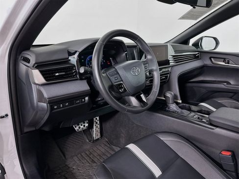 Used 2025 Toyota Camry SE image 9